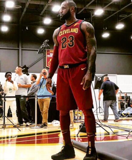 篮球勇士球星连续三场贡献双双（勇士球星连续三战砍下双双）