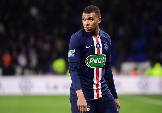 他是全场最耀眼的那个人（全场焦点尽在他一人）