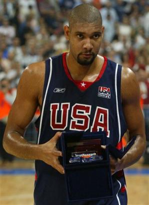 队友接连被罚下！维尼修斯讽刺裁判：多来点红牌吧！（队友相继染红，维尼修斯冷嘲裁判：尽管多掏红牌！）